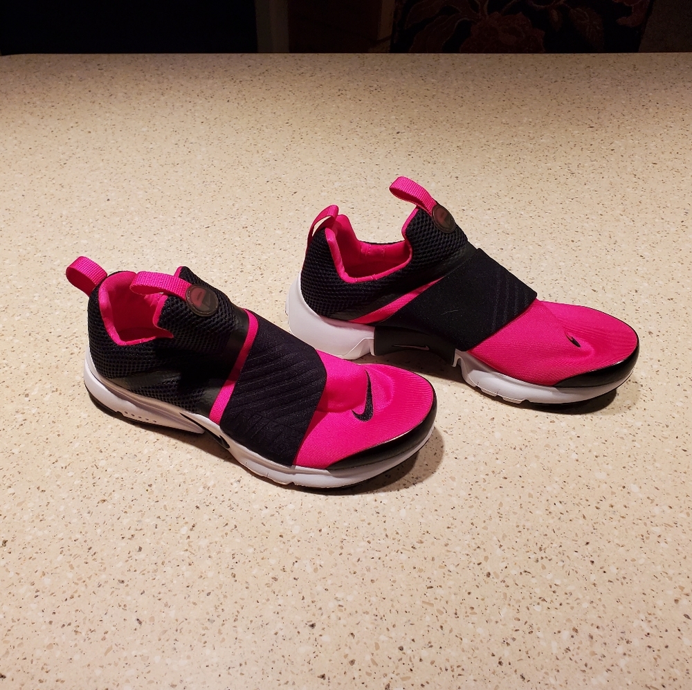 Nike Pink and Black Shoes - Picture 10 of 16